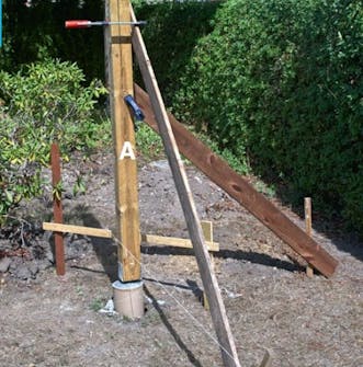 Stolper til isolert bod støpes Stolper til isolert bod settes op til hjørnene